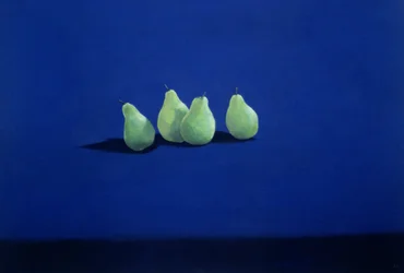 Peras sobre un paño azul